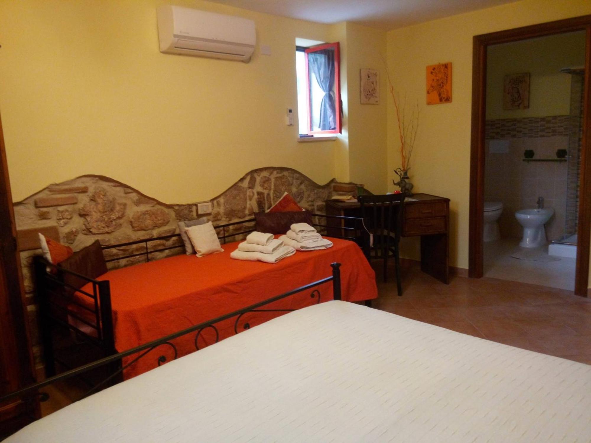 Bed And Breakfast Della Regina... Fondi Bagian luar foto